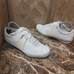 Nike women's Air Boom II cheer fashion shoes white size 8.5.     001